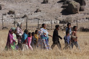 GUACHOCHI, CHIHUAHUA, 02FEBRERO2012.- Habitantes de la comunidad de Tatamochi, ubicados en la Sierra tarahumara esperaron por días ayuda humanitaria que les fue entregada por elementos de la Secretaria de Marina Armada de México. La ayuda que se les fue entregada consta de dos cobijas y una pequeña despensa que apenas alcanza para alimentar a pocas personas. Algunas mujeres con niños que esperaron por horas se quedaron sin recibir las despensas debido a que rápidamente se agotaron las despensas. FOTO: SAÚL LÓPEZ/CUARTOSCURO.COM