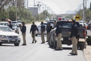 CIUDAD JUÁREZ, CHIHUAHUA, 23SEPTEIMBRE2013.- Autoriadades informaron que convoys de agentes ministeriales, estatales y Ejército Mexicano implementará operativos en toda la zona de Loma Blanca para poder detener a los responsables de la muerte de diez personas entre ellos cuatro menores de edad. El hecho violento se registró el día de ayer a las ocho de la noche aproximadamente en donde un grupo de jóvenes festejaban en el patio de un domicilio el campeonato de béisbol que ganaron, al lugar arribaron dos personas y accionaron sus armas AK-47, según las primeras investigaciones por parte de la dependencia. FOTO: NACHO RUIZ /CUARTOSCURO.COM