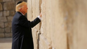 U.S. President Donald Trump places a note in the stones of the Western Wall, Judaism's holiest prayer site, in Jerusalem's Old City May 22, 2017. REUTERS/Jonathan Ernst     TPX IMAGES OF THE DAY