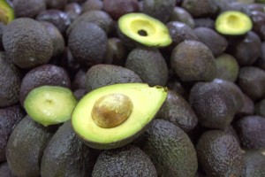 CIUDAD DE MÉXICO, 04JULIO2016.- El kilo de aguacate, producto básico en la alimentación mexicana, sufrió un aumento de hasta cincuenta por ciento en los últimos meses, llegando a venderse hasta en 40 pesos el kilo en el mercado de la Merced.  FOTO: ISAAC ESQUIVEL /CUARTOSCURO.COM