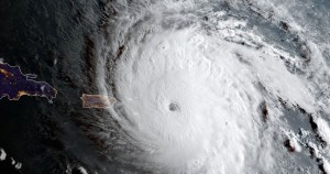 En esta imagen capturada por GOES-16 y difundida por la oficina de administración de los océanos y la atmósfera (NOAA, por sus siglas en inglés), el huracán Irma se acerca a Anguilla el miércoles 6 de septiembre de 2017. Irma, el huracán más poderoso en el Atlántico del que se tenga registro, llegó al Caribe. (NOAA vía AP)