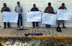 Aseguran AK-47 y cartulinas con mensajes a detenidos en Largo Maderal