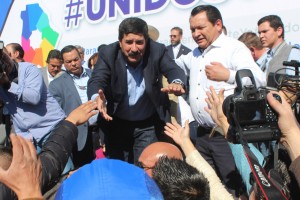 CHIHUAHUA, CHIHUAHUA, 14ENERO2018.- Javier Corral, gobernador de Chihuahua, encabezó un mitin en la Plaza del Ángel de esta ciudad bajo el lema #UnidosConValor con el cual exige al gobierno federal que liberen los 700 millones de pesos retenidos por la Secretaría de Hacienda, en una clara represaría por exhibir una triangulación de recursos del gobierno estatal cuando era encabezado por el priista César Horacio Duarte Jáquez por un monto de 250 millones de pesos y que fueron a parar a las arcas del PRI, en tiempos de Manlio Fabio Beltrones, señalo el panista. FOTO: CUARTOSCURO.COM