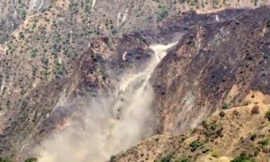 Un derrame en la mina Río Tinto, propiedad de la empresa Pan American Goldfields, en el municipio serrano de Urique, Chihuahua, dejó un saldo de al menos ocho personas desaparecidas y dos heridas de gravedad, de acuerdo con autoridades estatales. No obstante, el ayuntamiento informó que perecieron dos trabajadores. La imagen fue tomada de un video difundido en YouTube por el sitio electrónico La Polaka 