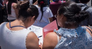 CIUDAD DE MÉXICO, 02JUNIO2018.- Pese las altas temperaturas, cientos de jóvenes comenzaron a hacer filas desde temprana hora a las afueras de las instalaciones de la Universidad Latina donde se realizaría el segundo examen de ingreso a la UNAM. FOTO: ANDREA MURCIA /CUARTOSCURO.COM