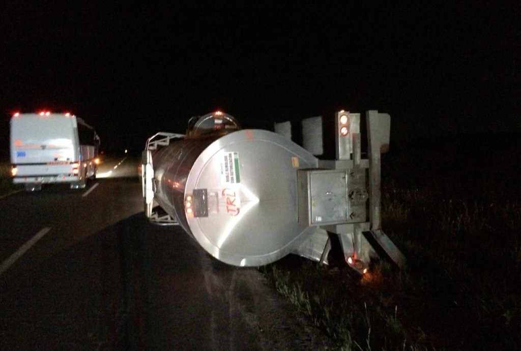 VDEO Vuelca Remolque De Camin Cargado De Leche En La Parral A