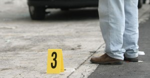 MÉXICO, D.F., 29SEPTIEMBRE2007.-  Un mujer y un hombre de aproximadamente 30 años fueron ejecutados cuando transitaban en Periférico Sur a la altura del Circuito Aztecas, al menos les dispararon diez balazos a su automovil negro con placas 505-LYX. FOTO: MOISÉS PABLO/CUARTOSCURO.COM