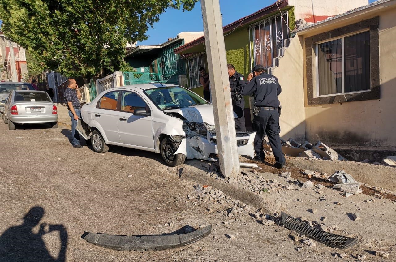 Noticias Codigo 13 Choca Contra Poste Y Vehículo Estacionado En La Colonia Bellavista 6779